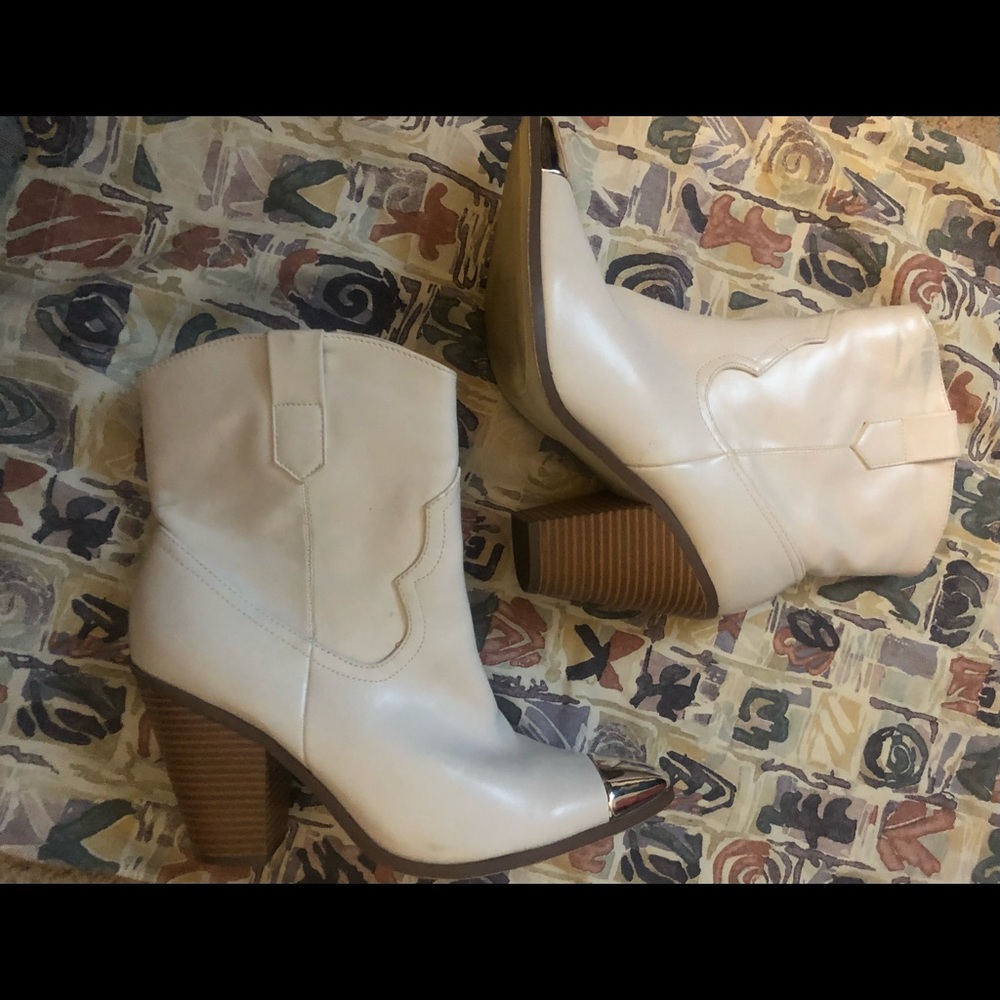 White cow boys boots w/ silver cap toe